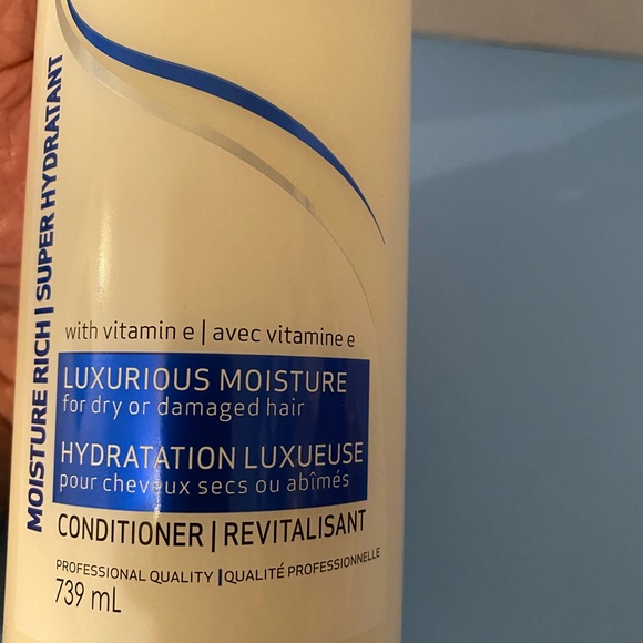 TRESemme Moisture Rich Conditioner 739ml - Picture 2 of 2